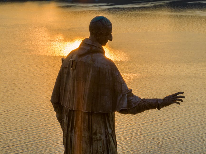 Arona lungolago en standbeeld van San Carlo bij zonsondergang