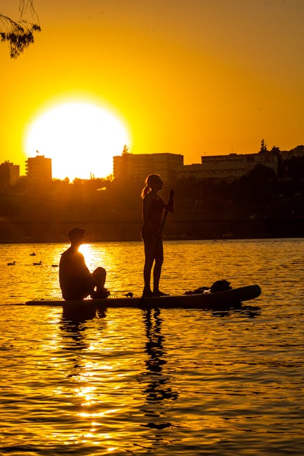 Deux personnes sur un paddle au coucher du soleil, Lac Majeur
