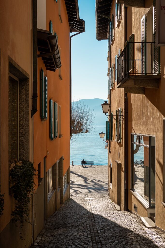 Ruelle pavée ouvrant sur le rivage calme du Lac Majeur