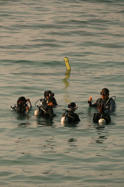 Taucher übt Tarierung im seichten Seewasser