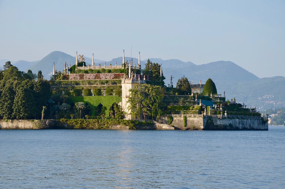Tarasowe ogrody i rzeźby na Isola Bella, widok z Jeziora Maggiore