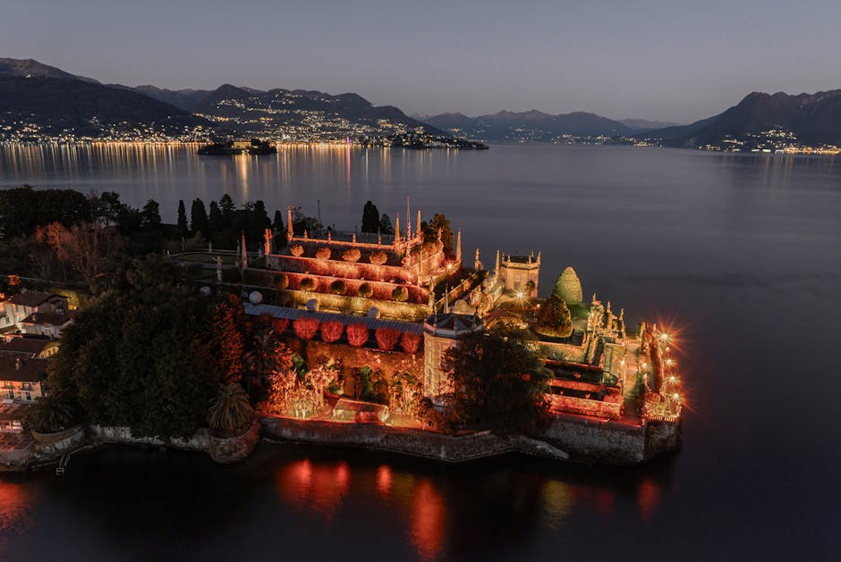 Palais illuminé d'Isola Bella au crépuscule, île du Lac Majeur