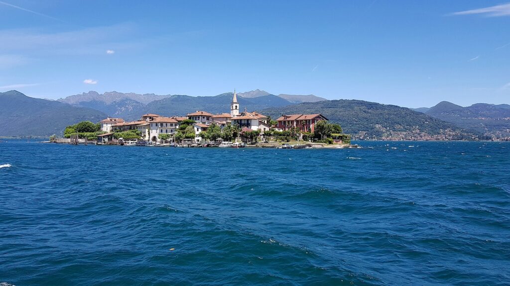 Village et clocher sur une petite île du Lac Majeur