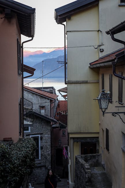 Schmale Gasse mit Blick auf den Lac Majeur und Berge