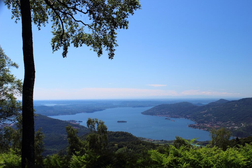 Panorama del Lago Maggiore visto da un belvedere incorniciato dagli alberi
