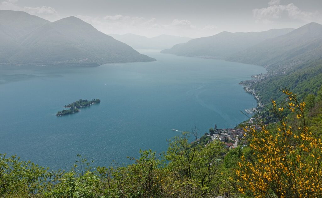 Veduta dall'alto del Lago Maggiore con isola e coste montuose