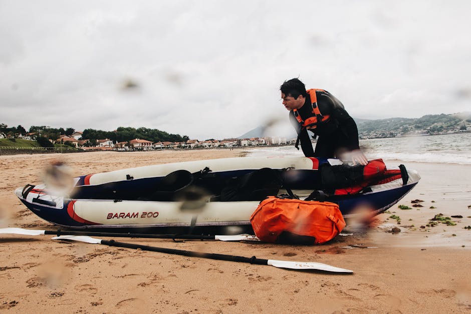 Persoon bereidt opblaasbare boot op het strand van Lac Majeur