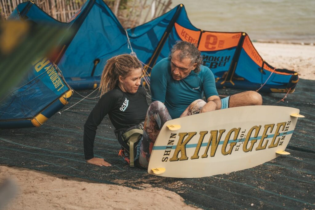 Moniteur expliquant la planche à élève près des voiles de kite du Lac Majeur