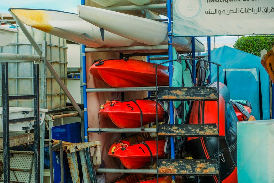 Râtelier de kayaks et équipements nautiques prêts au bord du Lac Majeur