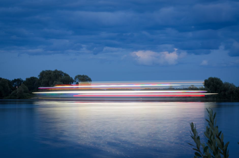 Lange belichting van bootlichten en reflecties op het meer