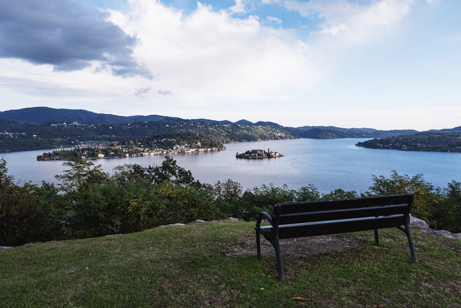Banc solitaire face aux îles et au Lac Majeur depuis la crête