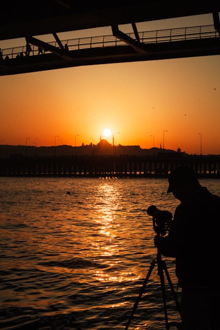 Photographe silhouetté au lever du soleil au bord du Lac Majeur