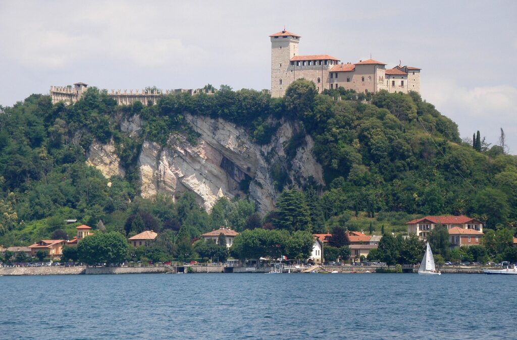 Castello medievale arroccato su dirupo che domina il Lago Maggiore