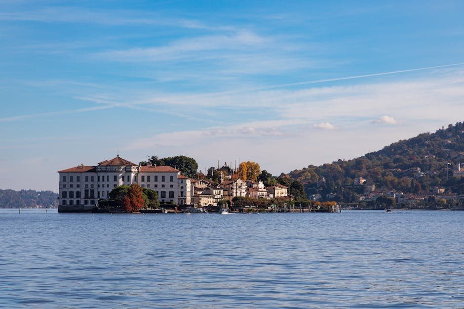 Villa baroque sur une île du Lac Majeur, eau calme