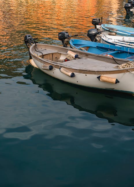 Klein vissersbootje aangemeerd bij Isola dei Pescatori in de schemer