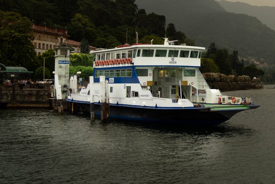 Traghetto al molo con persone in attesa sul Lago Maggiore