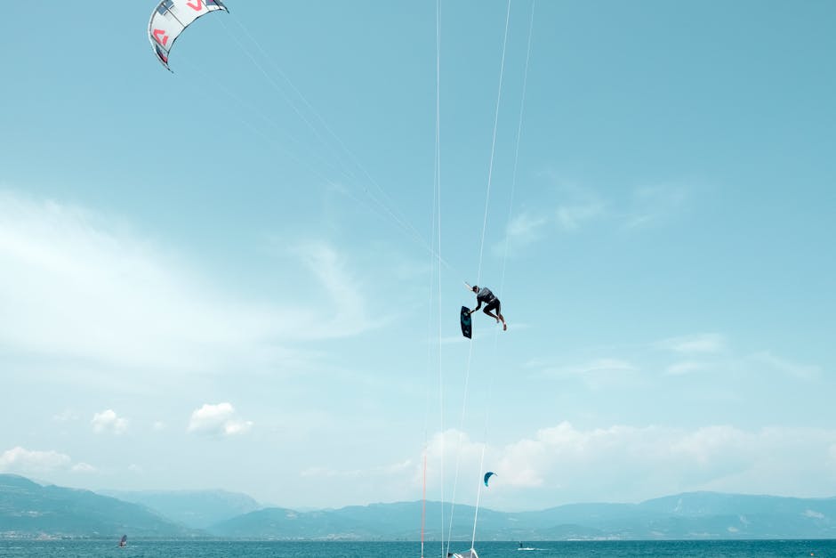 Kitesurfeur en plein saut au-dessus des eaux du Lac Majeur
