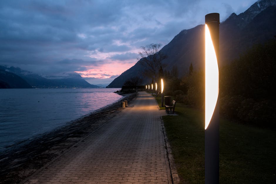 Verbania promenade met uitzicht op Villa Taranto bij schemer