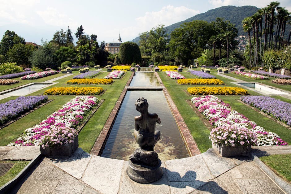 Formele bloementuinen met beeld en waterpartij aan Lago Maggiore