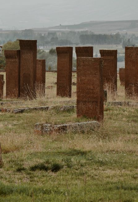 File di stele funerarie in pietra su prato vicino al Lago Maggiore