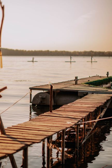 Pontile in legno al tramonto, sup in lontananza sul Lago Maggiore