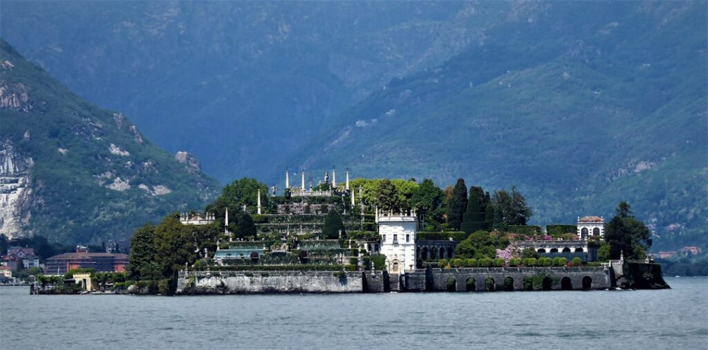 Tarasowe ogrody Isola Bella nad spokojnym Jeziorem Maggiore, górskie tło