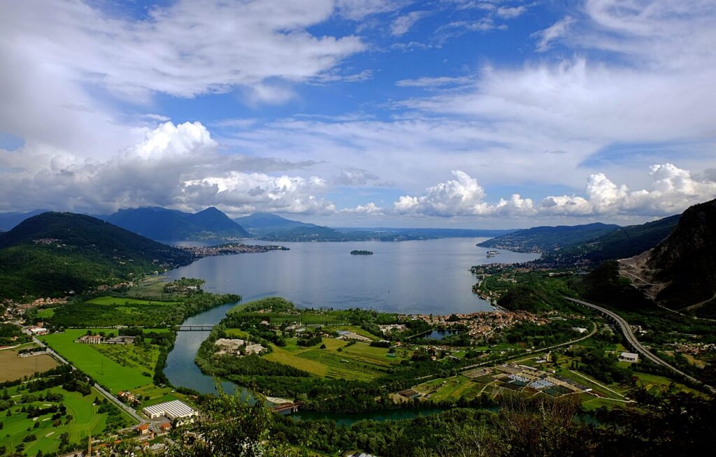 Panorama di Lago Maggiore con isola centrale e coste montuose sullo sfondo