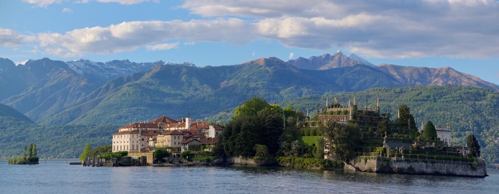 Palais et jardins en terrasses d'Isola Bella sur le Lac Majeur
