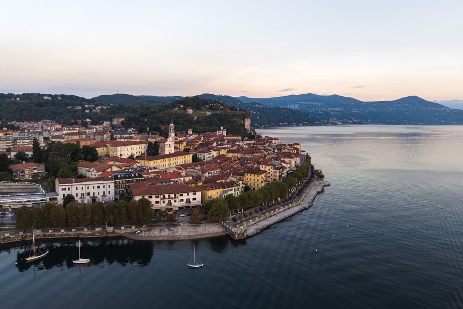 Centro storico affacciato sul Lago Maggiore con lungolago e barche