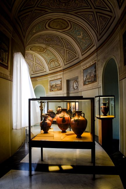 Vetrina con anfore romane esposte in museo del Lago Maggiore