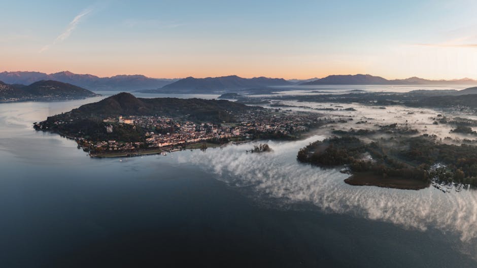 Panorama aérien de l'île et du rivage brumeux du Lac Majeur