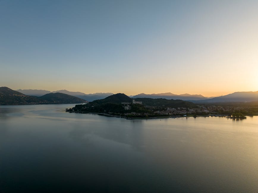 Vue panoramique du rivage et de la ville du Lac Majeur au matin