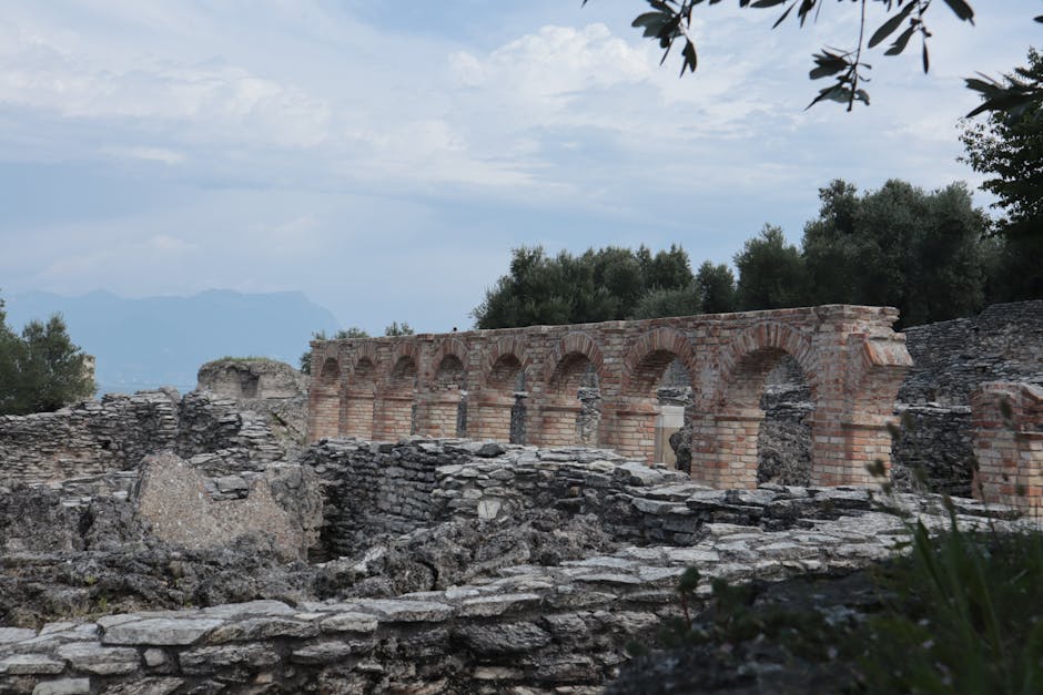 Rovine romane con archi in mattoni affacciate sul Lago Maggiore