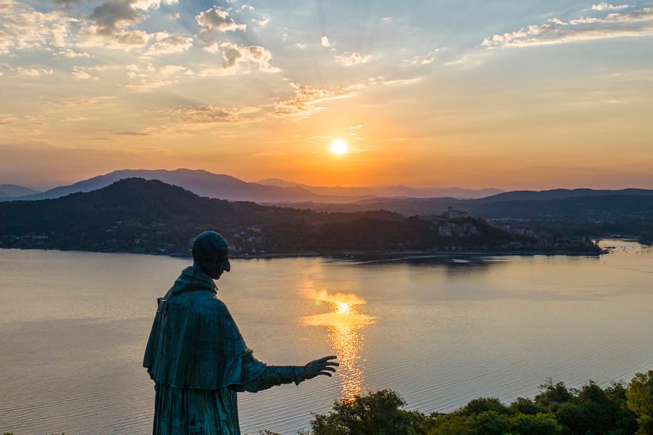 Statue en bronze dominant le Lac Majeur au coucher du soleil