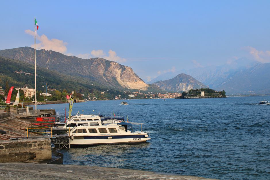 Bateaux amarrés près de la rive avec île sur le Lac Majeur
