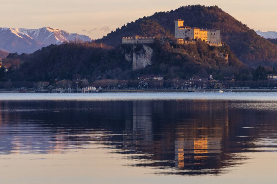 Château perché sur une colline se reflétant dans le Lac Majeur