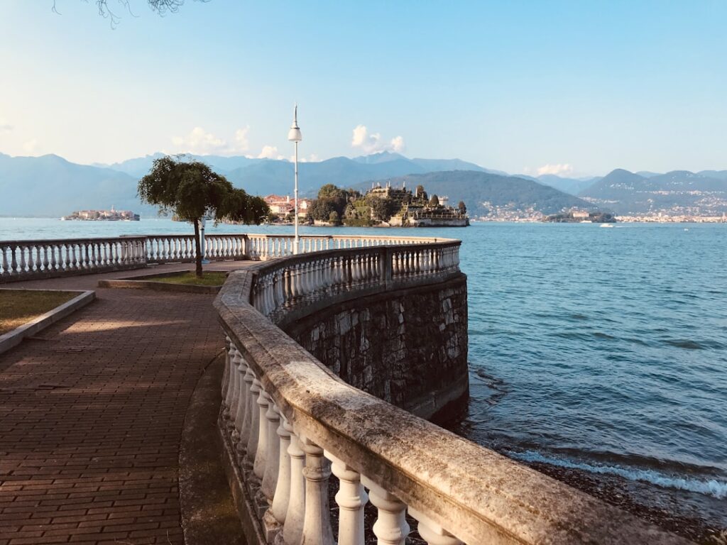 Geschwungene Balustrade an der Seepromenade, Blick zur Isola Bella, Lago Maggiore