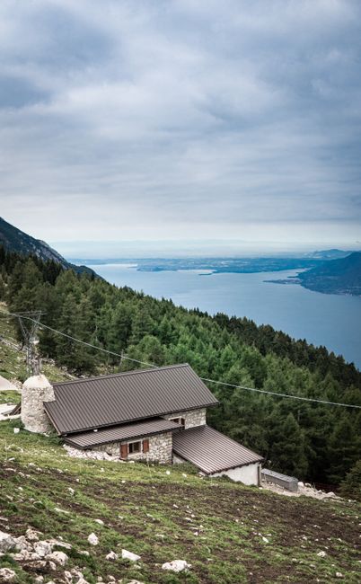 Einsames Berghäuschen über den Wäldern mit weitem Blick auf Lago Maggiore
