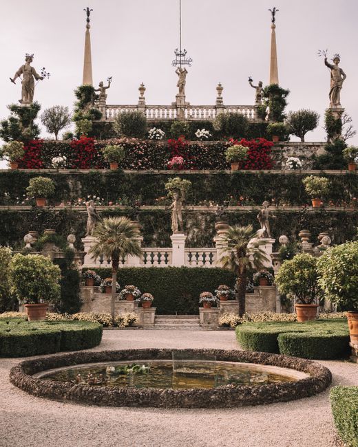 Terrasses ornées de statues et plantes dans un jardin au Lac Majeur