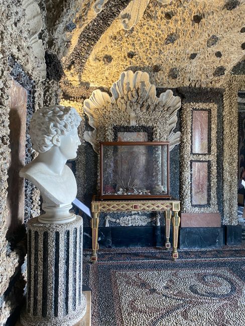 Grotte décorée de coquillages et buste sculpté dans une villa du Lac Majeur