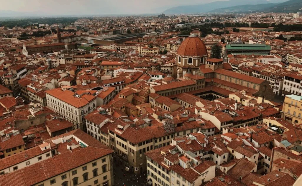 Panoramablick über Florenz' rote Dächer und historische Kirchenkuppel
