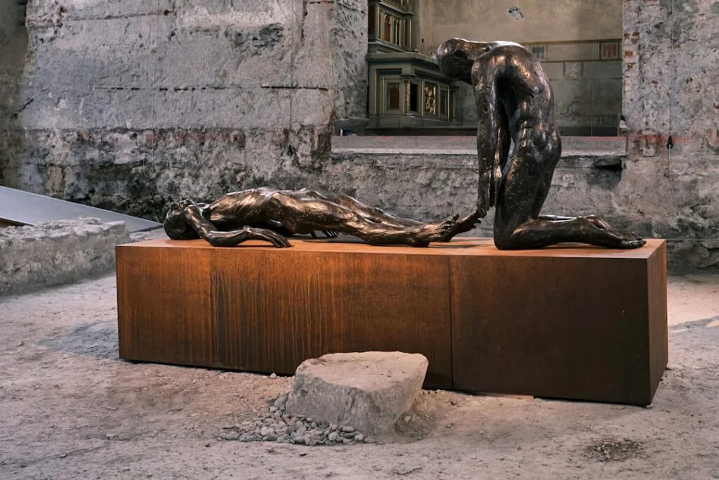 Deux sculptures en bronze posées sur socle dans ruine florentine