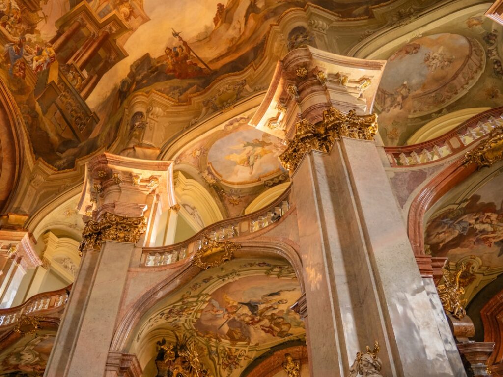 Prächtiges barockes Kircheninnere mit Fresken und vergoldeten Säulen in Umbrien.