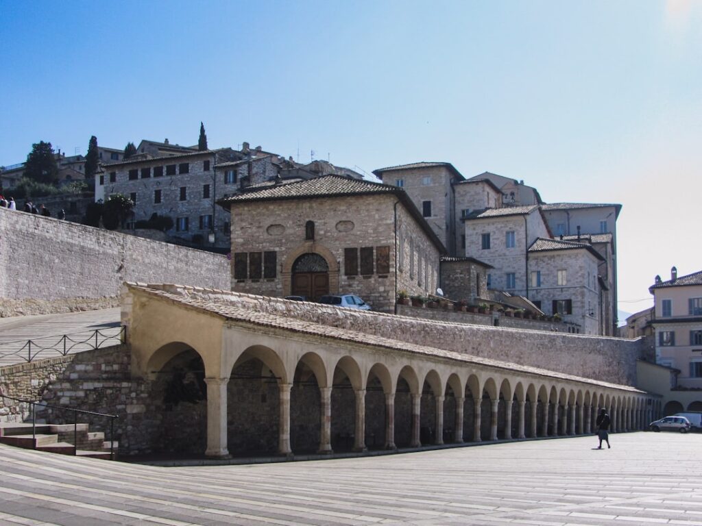 Pusta piazza w Assisi o poranku