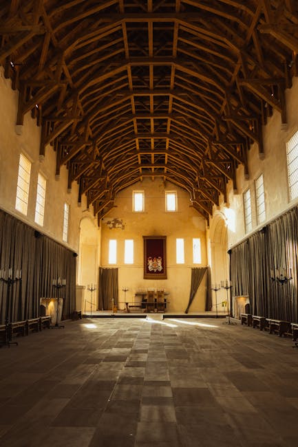 Hohe Halle mit sichtbarem Holzdachgebälk und Lichtfenstern in Ombrien