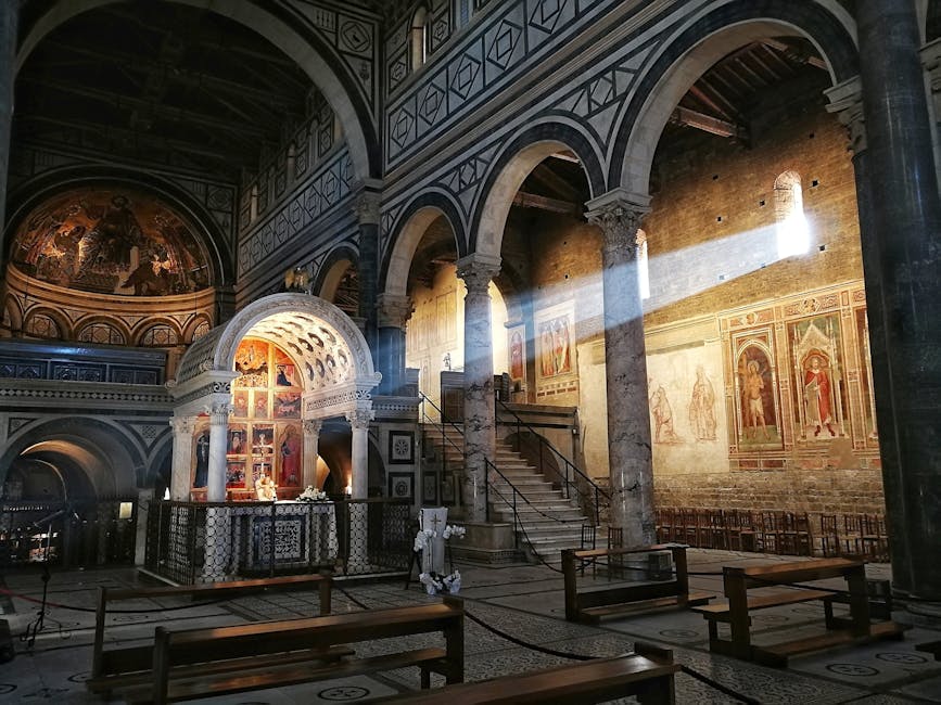 Wnętrze Bazyliki Santa Chiara o poranku