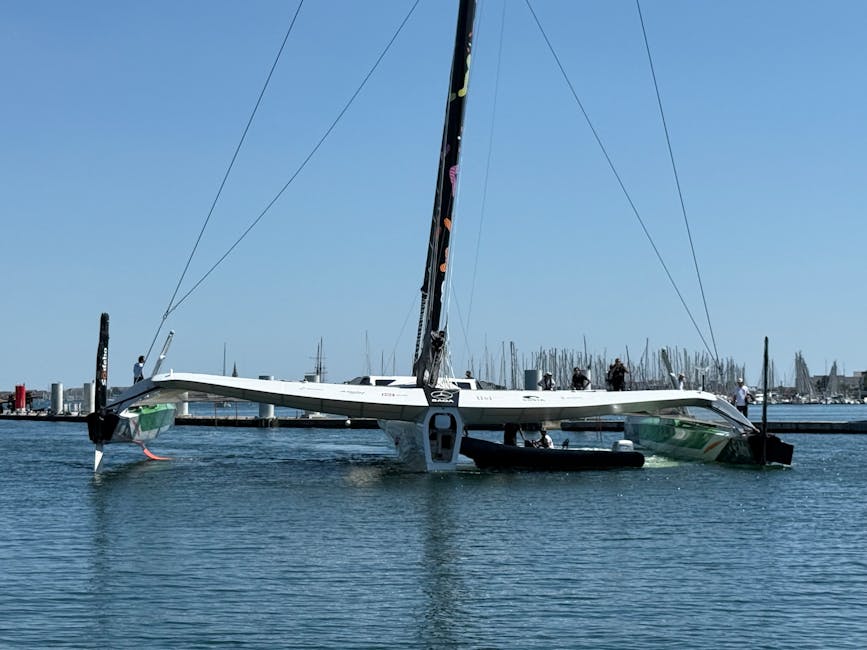 Trimarano moderno attraccato nel porto del Trasimeno, Umbria