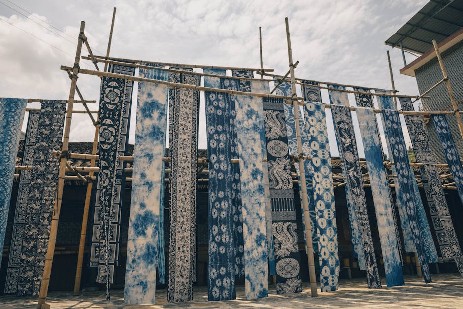 Długie niebieskie tkaniny z wzorami zawieszone na ruszcie w Umbrii