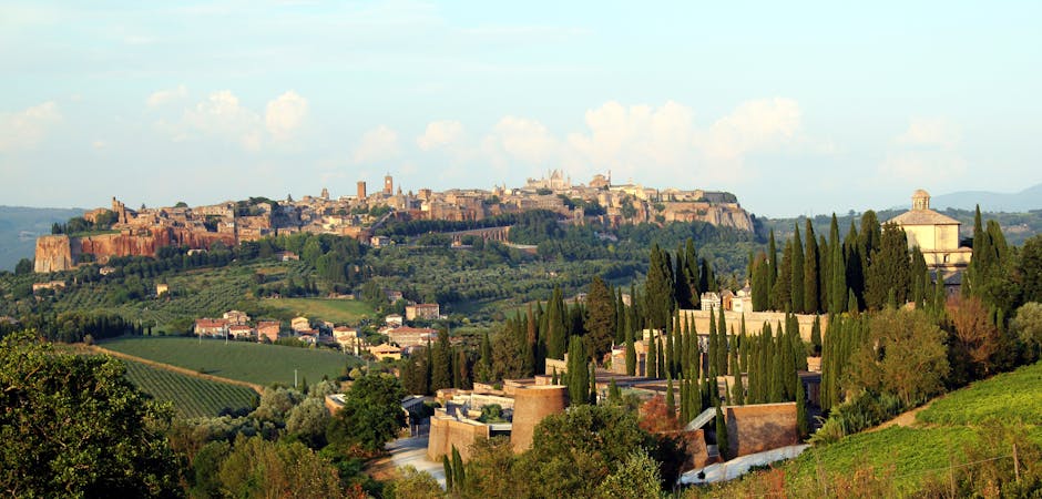 Vue panoramique d'un village perché en Ombrie entouré de cyprès