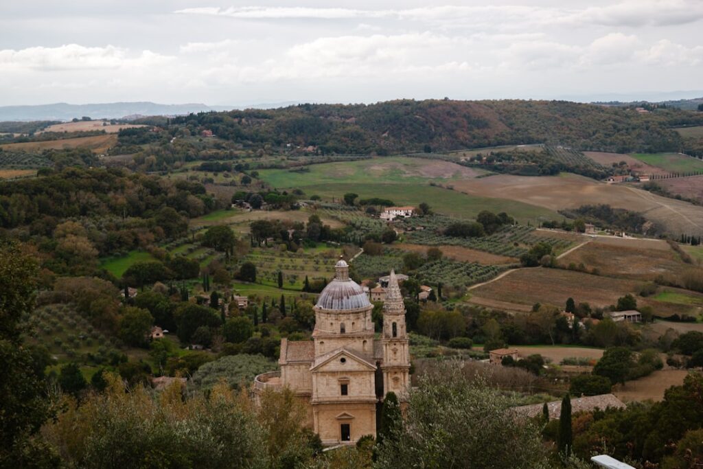 Panorama delle colline umbre con chiesa rinascimentale e oliveti